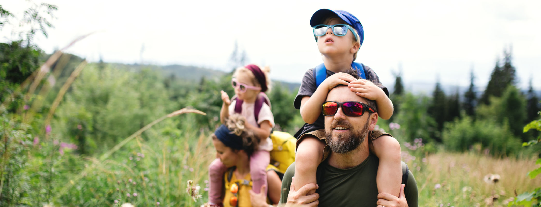 Familie wandert durch den Wald